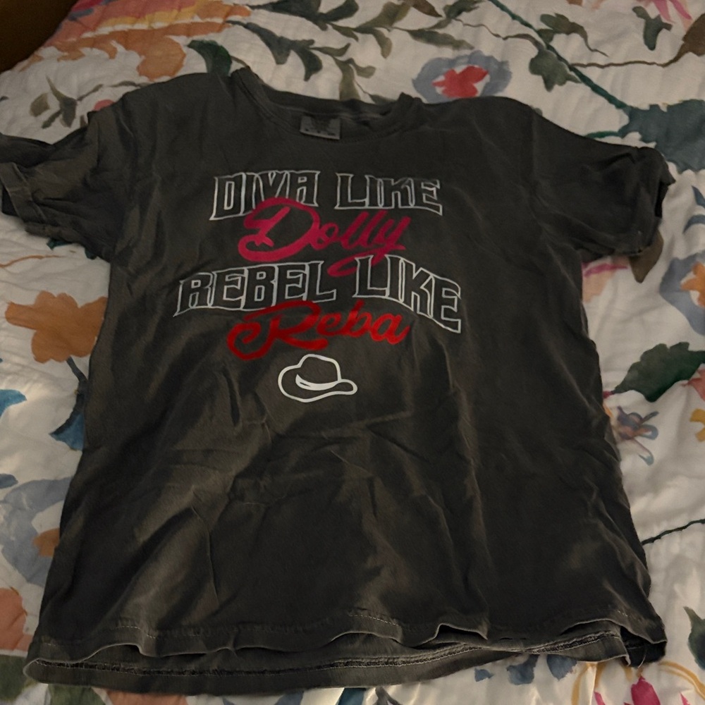 Graphic Tee "Diva Like Dolly Rebel Like Reba" in Charcoal